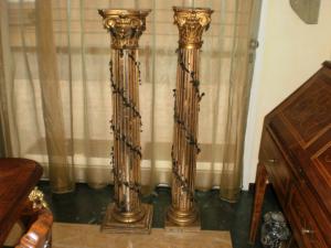 Due colonne in legno sfaccettato 